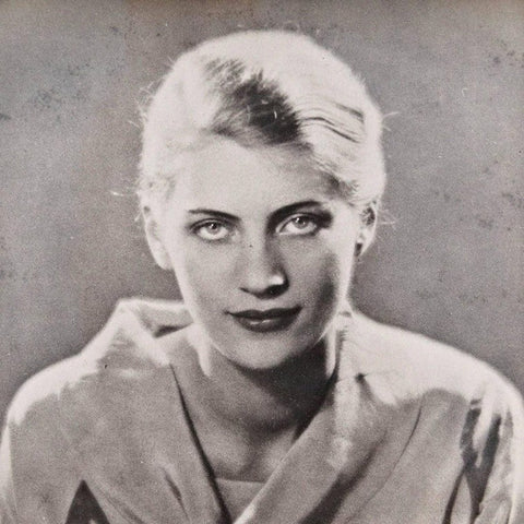 Lee Miller rompe o papel de musa e afirma sua voz como fotógrafa e testemunha da guerra, desafiando o silêncio imposto às mulheres.